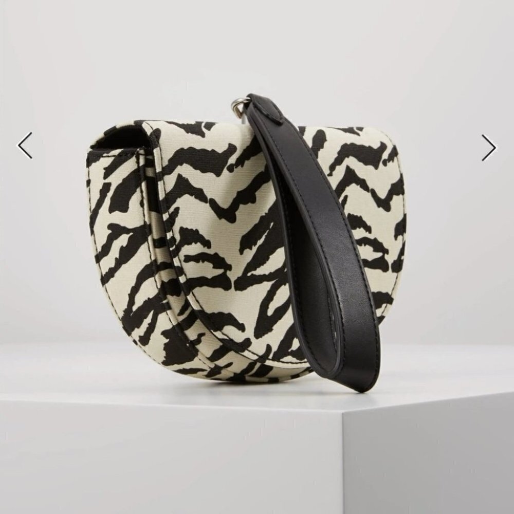 Who What Wear Corey Clutch Animal Print - Picture 2 of 6